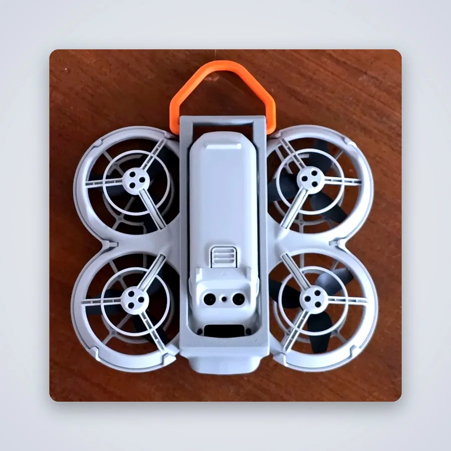 Dron DJI Neo sujeto en el soporte de cinturón impreso en 3D