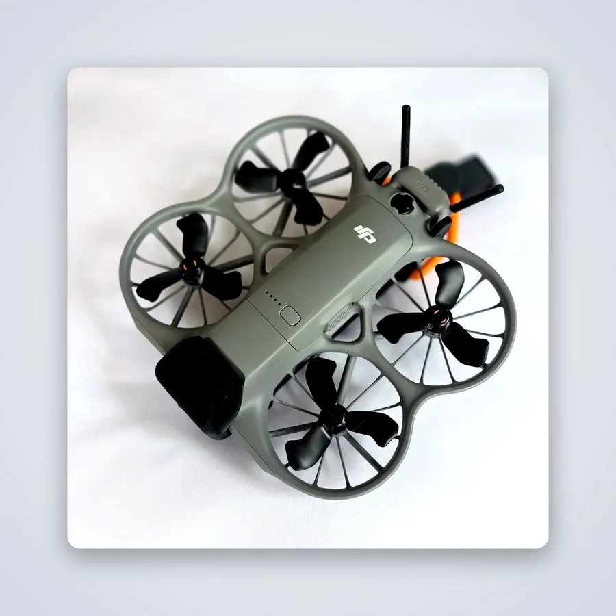 Dron DJI Neo 2 montado en el soporte de cinturón impreso en 3D, vista superior