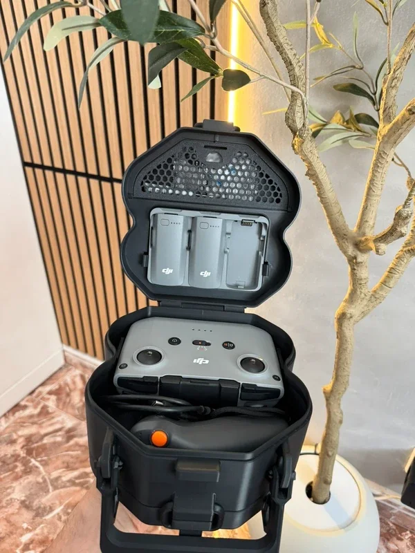 Funda rígida impresa en 3D para DJI Neo 2 completa, abierta con el dron, el cargador y el mando dentro