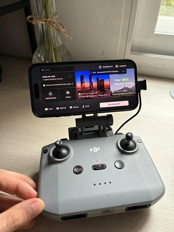 Soporte MagSafe impreso en 3D con móvil montado sobre el mando DJI RC